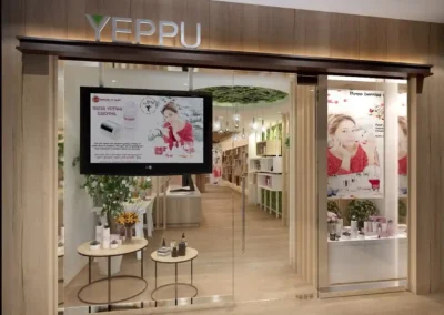 台北市西門町步街 彩妝保養品店